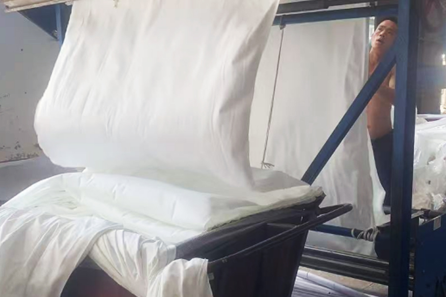 Área de virar pano cinza de produção de fábrica de tingimento