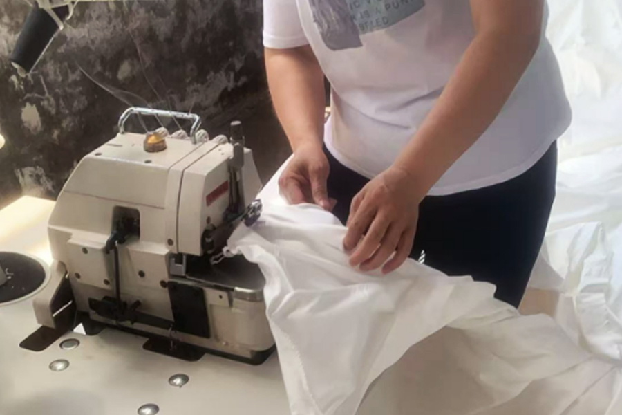 Área da cabeça de costura de tecido cinza de produção de fábrica de tingimento