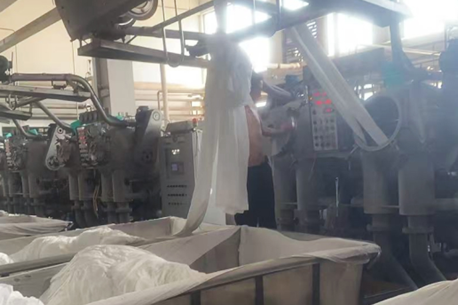 Tingimento de tecido cinza de produção de fábrica no cilindro