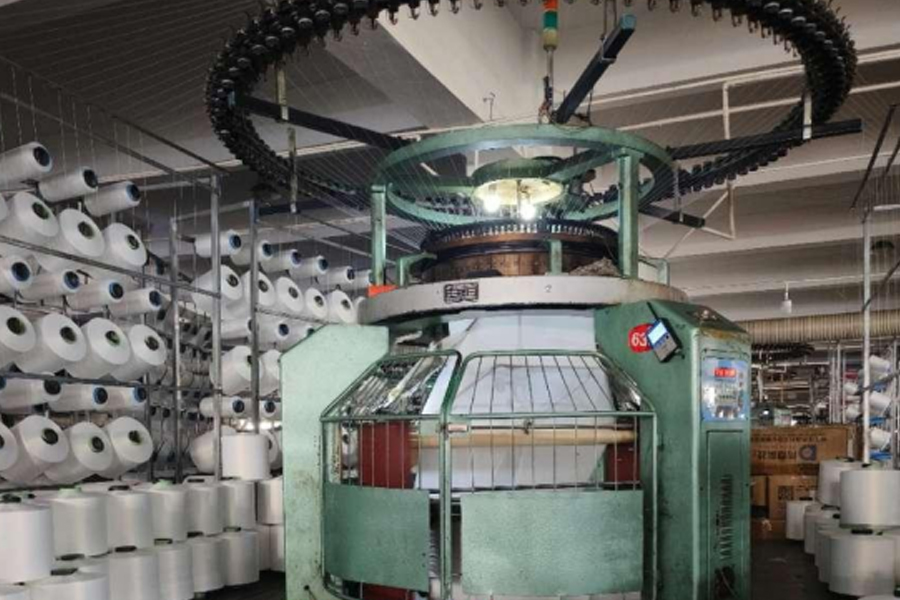 Modelo de produção em tecido cinza pé alto unilateral