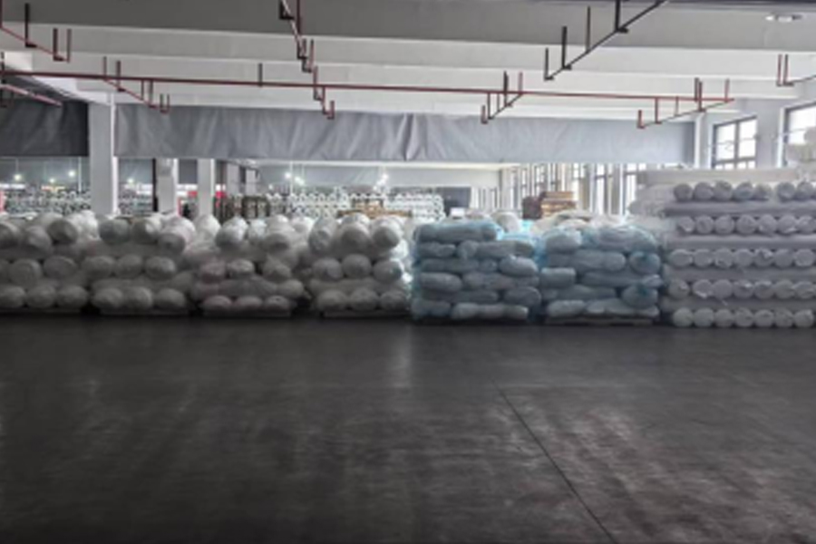 Área de colocação de produtos acabados de produção de tecido cinza