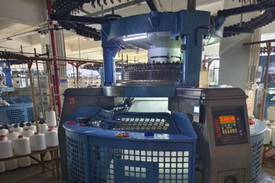 Modelo de produção em tecido cinza-pé médio dupla face