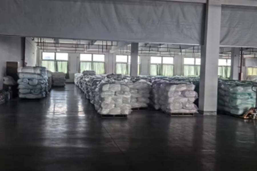 Área de produtos acabados de produção de tecido cinza